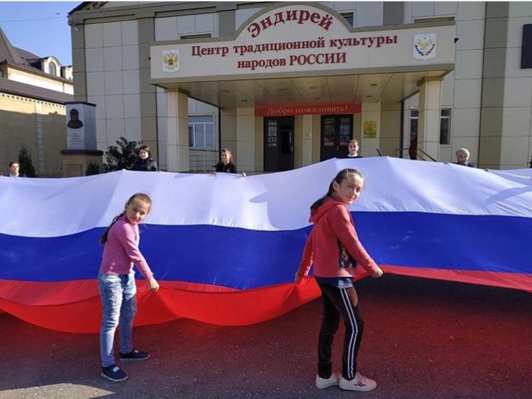Праздничную  концертную программу  посвященную  Дню России представили  жителям Хасавюртовского района.