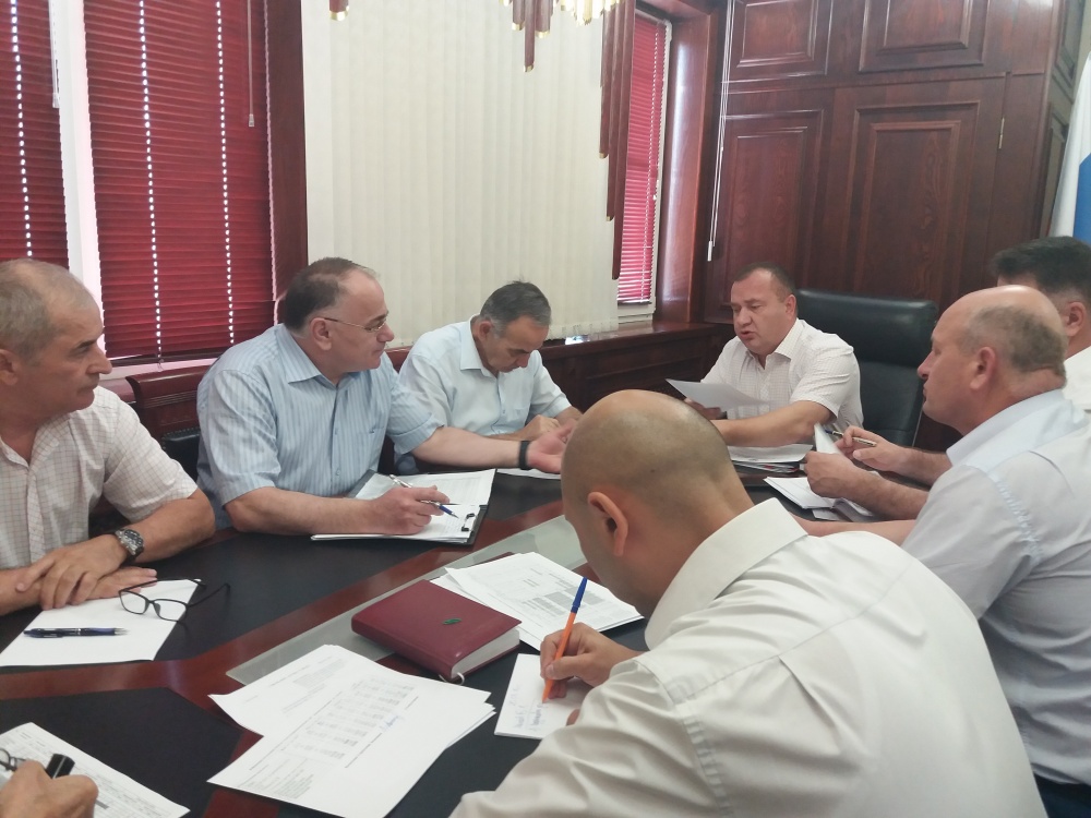 В администрации Хасавюртовского района обсудили  вопросы государственной кадастровой оценки и налоговых платежей.