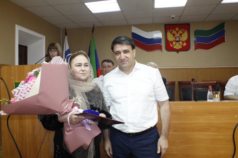 Заслуженных работников культуры и образования чествовали в администрации Хасавюртовского района.