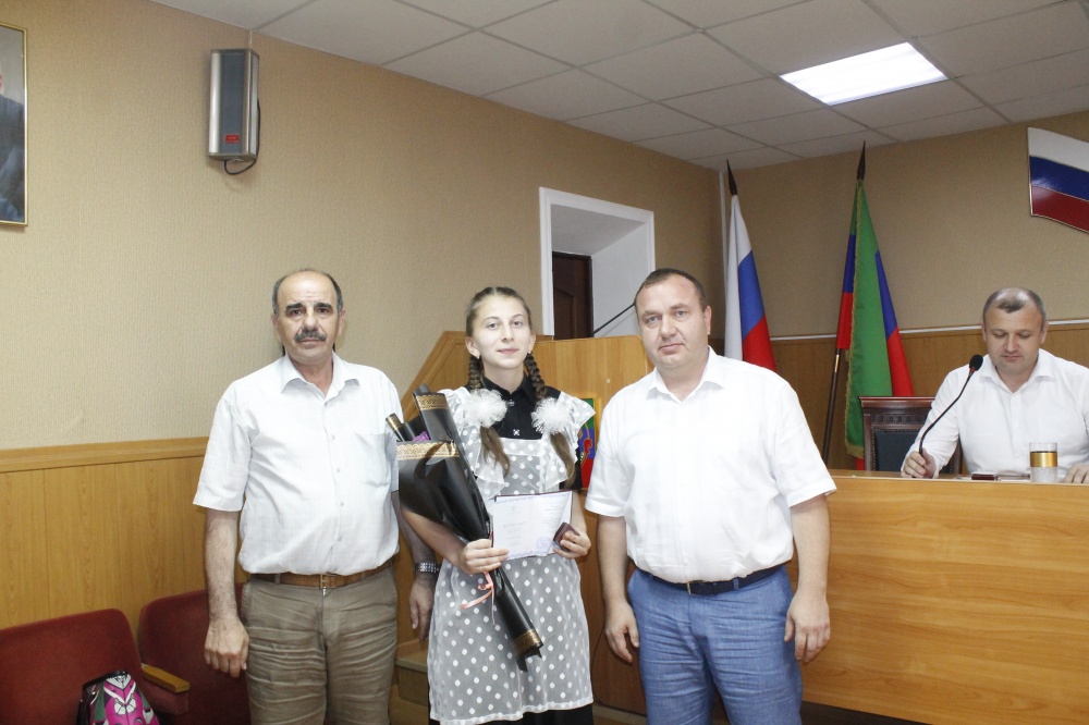 В администрации Хасавюртовского района чествовали 23 золотых медалиста.