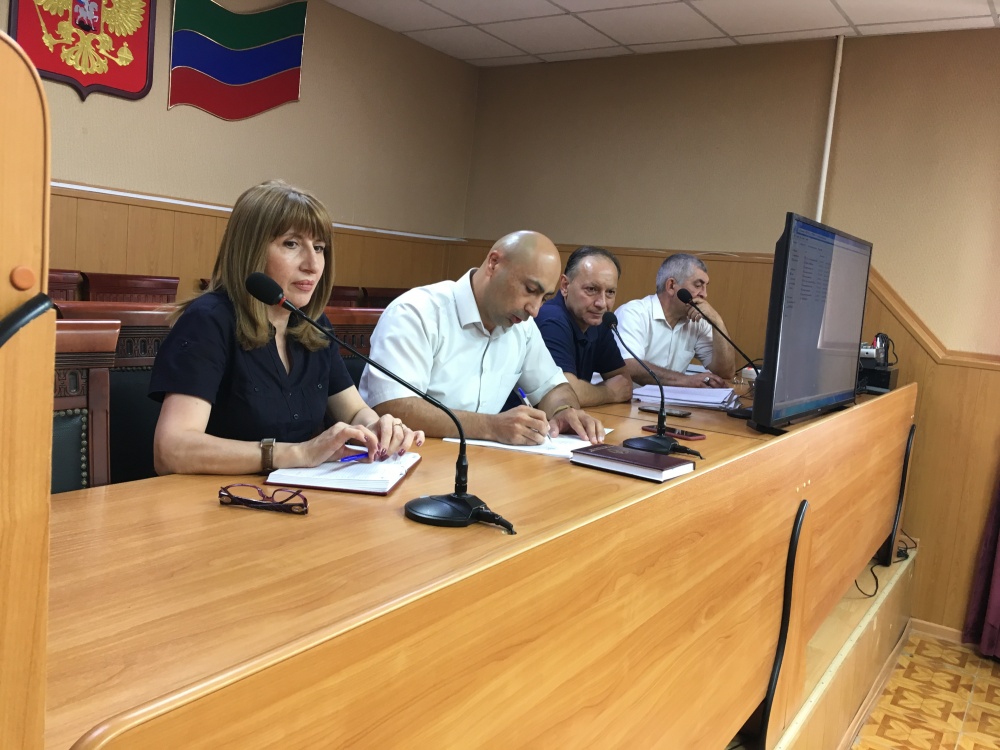 В администрации Хасавюртовского района обсудили ход мероприятий по переходу на цифровое телевидение и регистрации актов гражданского состояния.