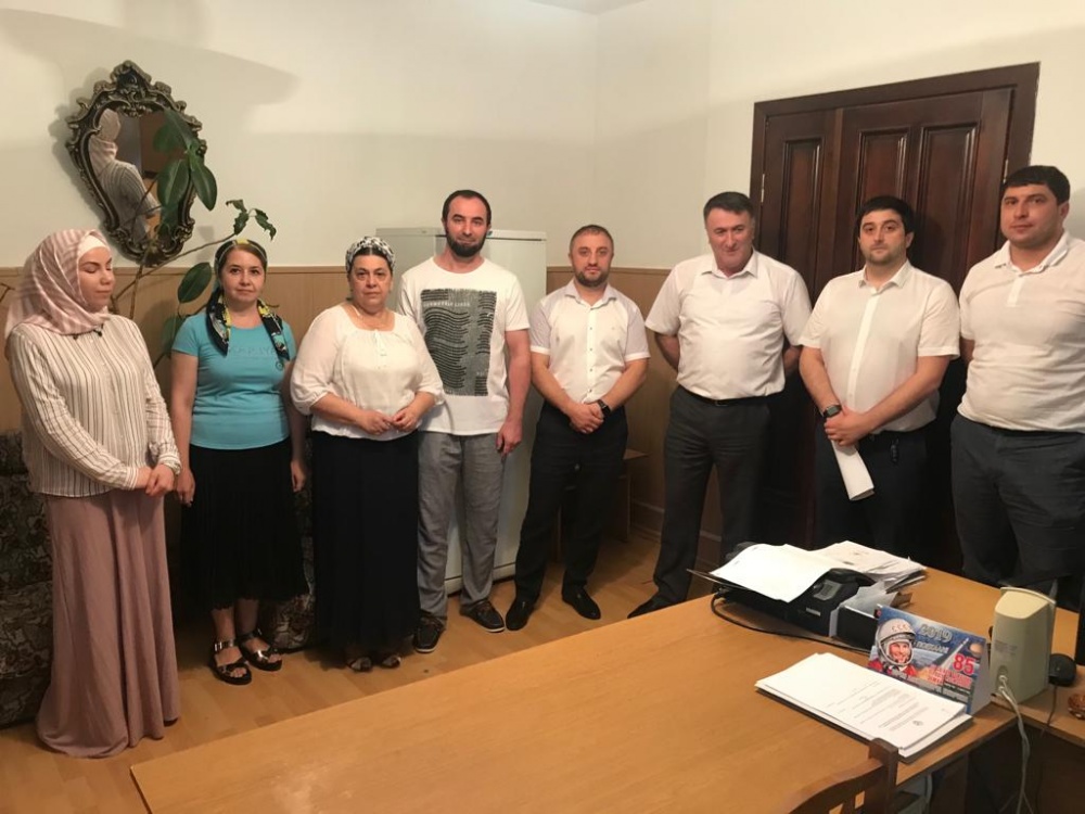 Коллективу ГБУ Центра занятости Хасавюртовского района представили нового руководителя.