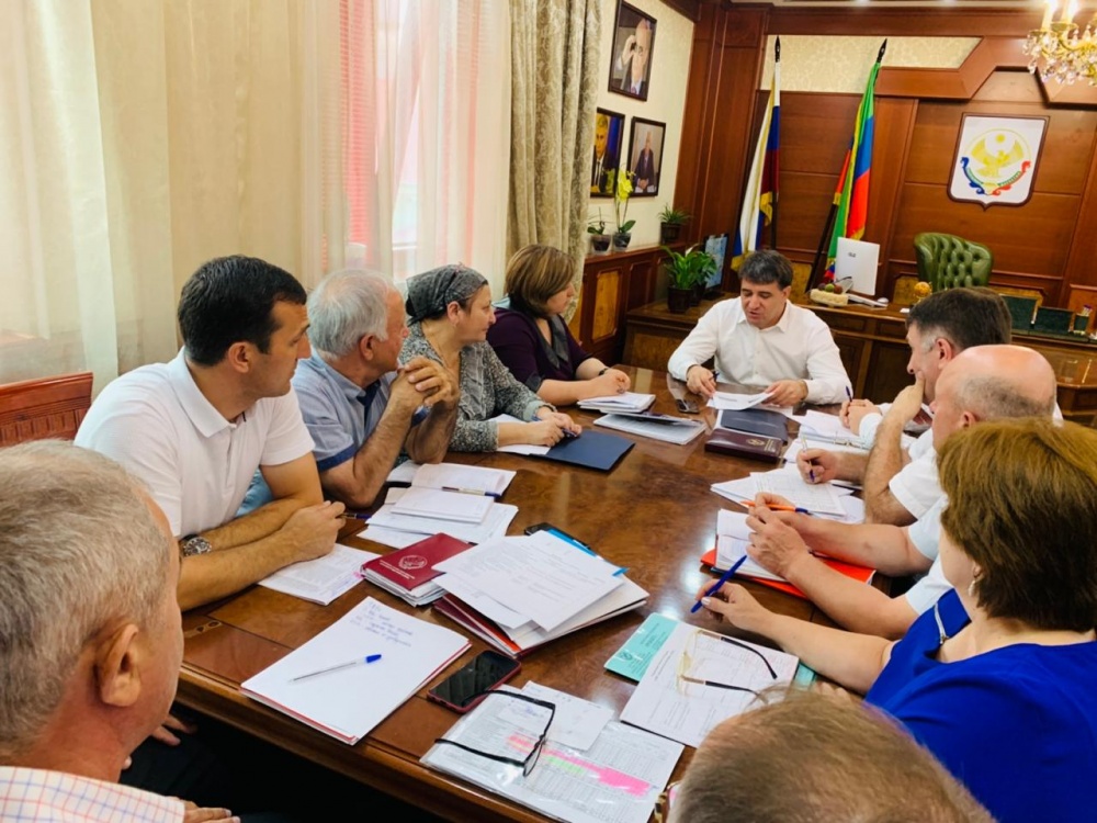Глава Хасавюртовского района провел еженедельное рабочее совещание по обсуждению хода реализации федеральных и республиканских программ развития.