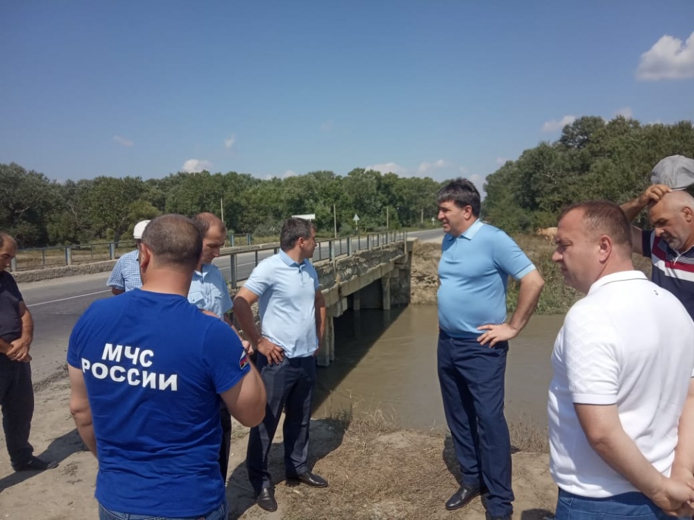 Глава Хасавюртовского района проинспектировал состояние моста через канал Дзержинское.