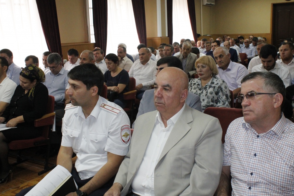 Власти Хасавюртовского района обсудили актуальные вопросы  социально – экономического развития муниципалитета.