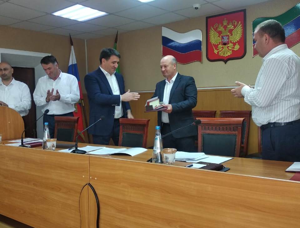 Глава Дагестана Владимир Васильев поощрил памятными именными часами  работника администрации Хасавюртовского района.