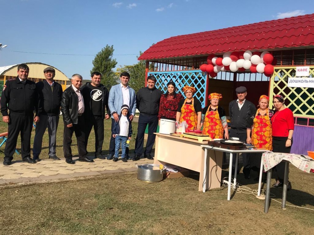 Глава Хасавюртовского района посетил осеннюю ярмарку в образовательных и дошкольных учреждениях района.