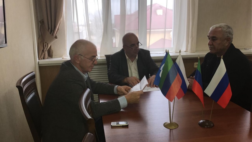 Председатель Собрания депутатов Хасавюртовского района  провел прием граждан в честь 18 летия образования  ВПП «ЕДИНАЯ РОССИЯ»