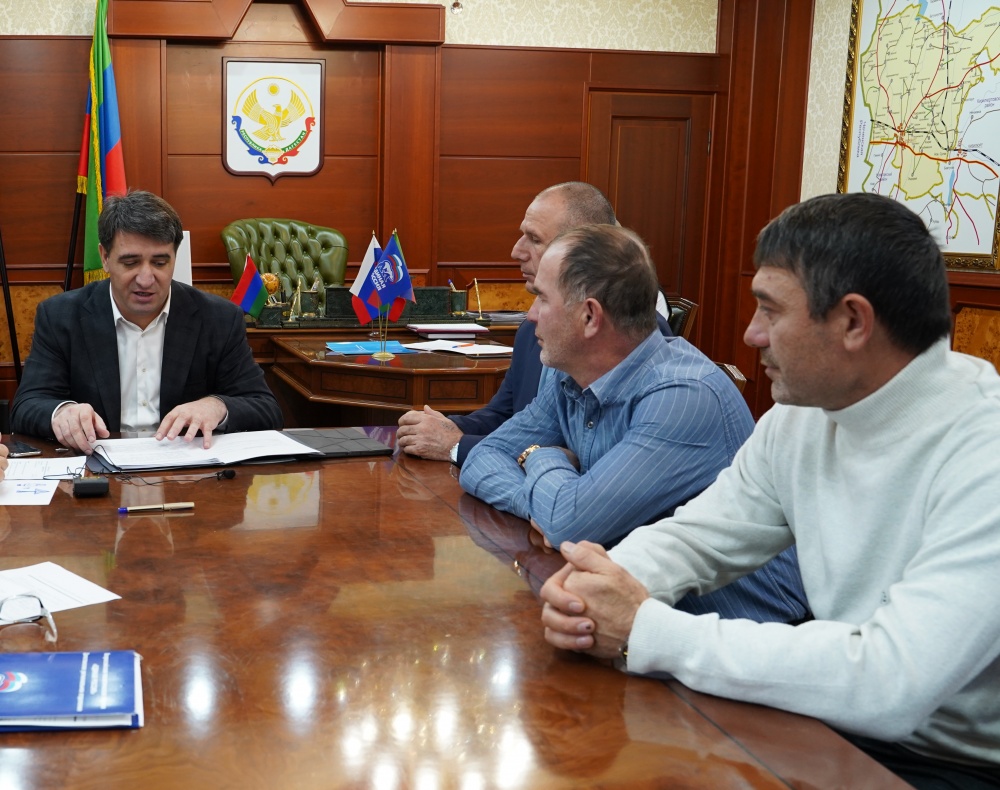 Глава Хасавюртовского района проводит прием населения в рамках  Общероссийского дня  приема граждан.