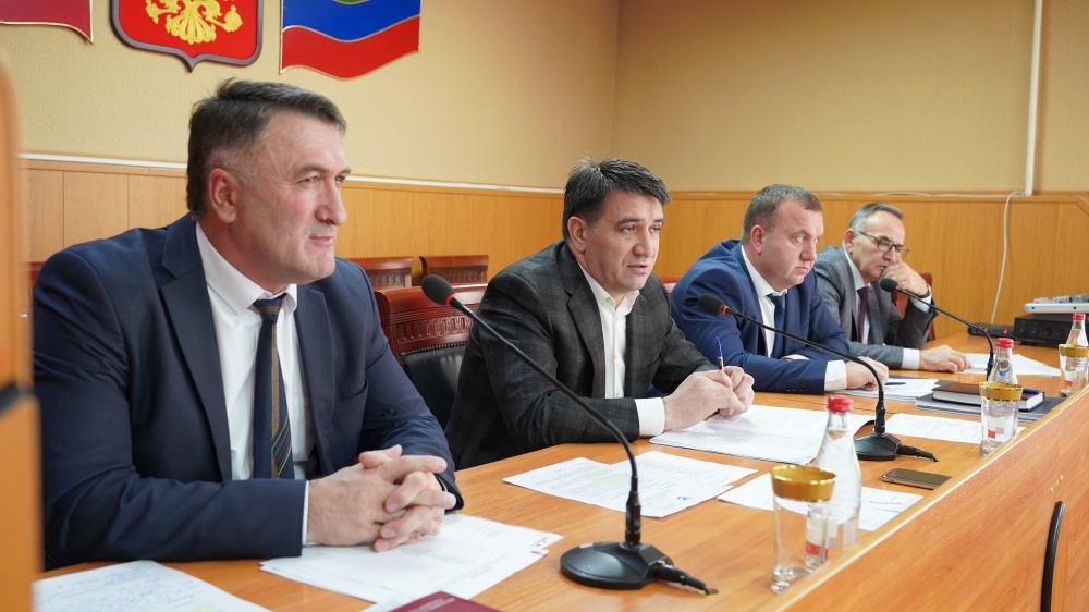 Глава Хасавюртовского района провел еженедельное совещание аппарата и актива муниципалитета