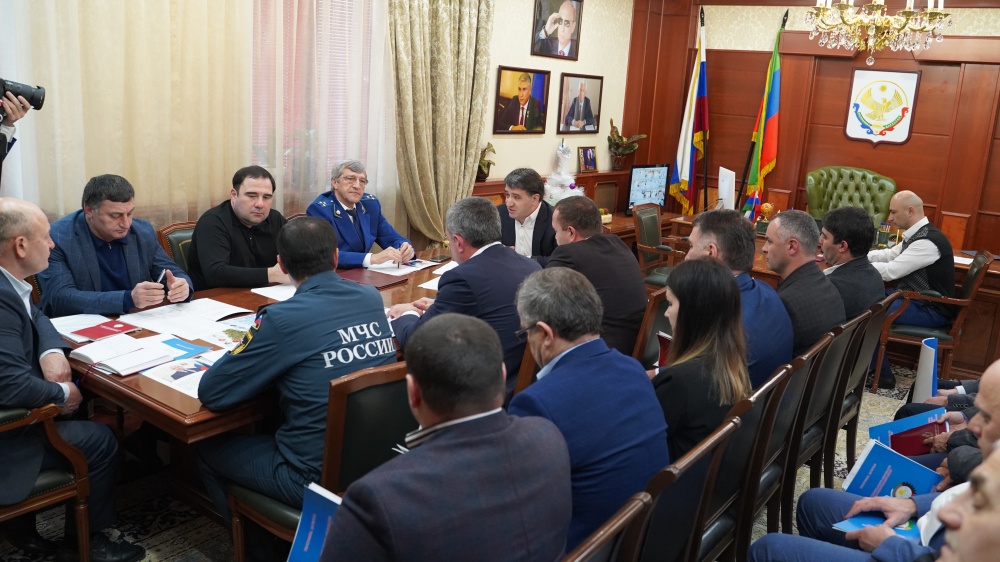 Глава Хасавюртовского района провел заседание Комиссии по предупреждению, ликвидации чрезвычайных ситуаций и обеспечению пожарной безопасности.