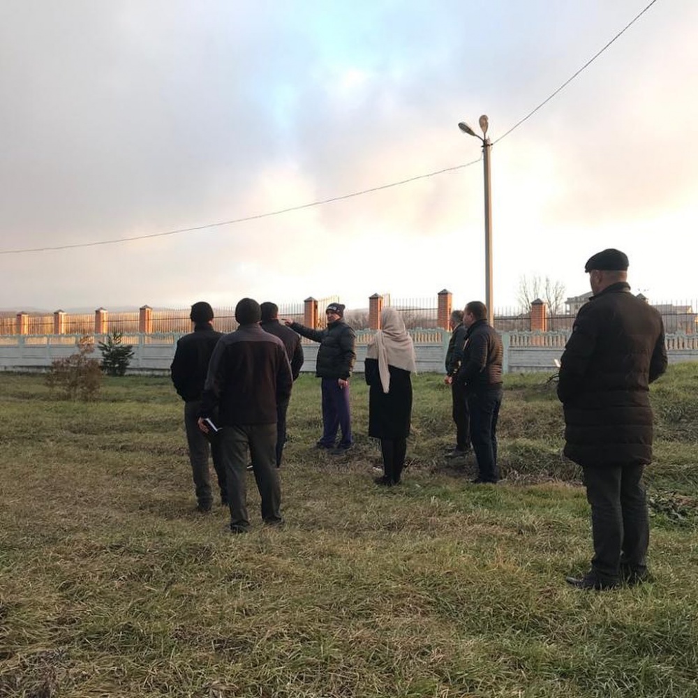 Глава Хасавюртовского района проинспектировал ход благоустройства территории  дошкольного учреждения