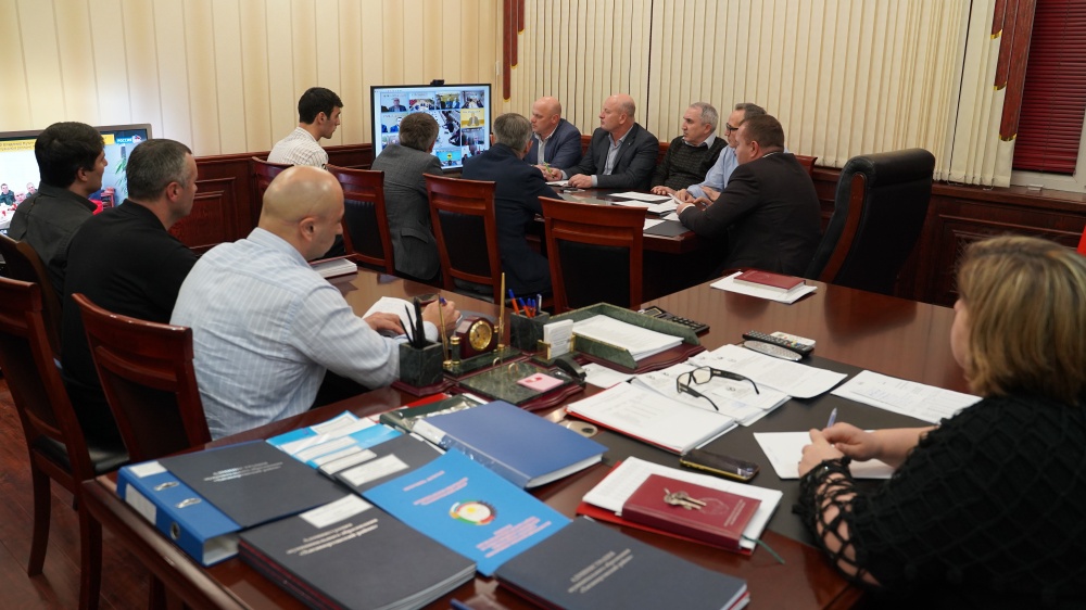 Аппарат администрации Хасавюртовского района принял участие в работе ВКС под руководством Владимира Иванова