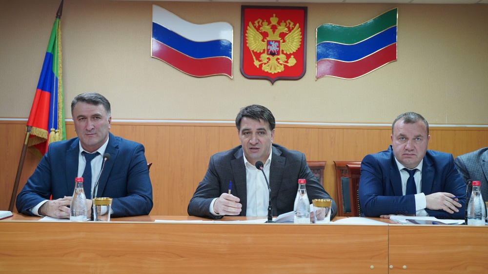 Глава Хасавюртовского района провел еженедельное рабочее совещание c аппаратом и руководителями структурных подразделений