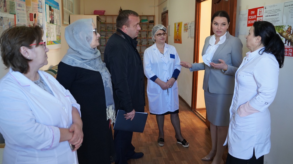 В Хасавюртовском районе Депутат НС РД Зумруд Бучаева встретилась с молодыми врачами в рамках реализации  программы  «Земский доктор»