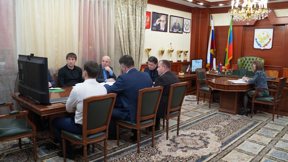 Глава Хасавюртовского района принял участие в совещании в режиме видеоконференцсвязи под руководством Владимира Деревянко