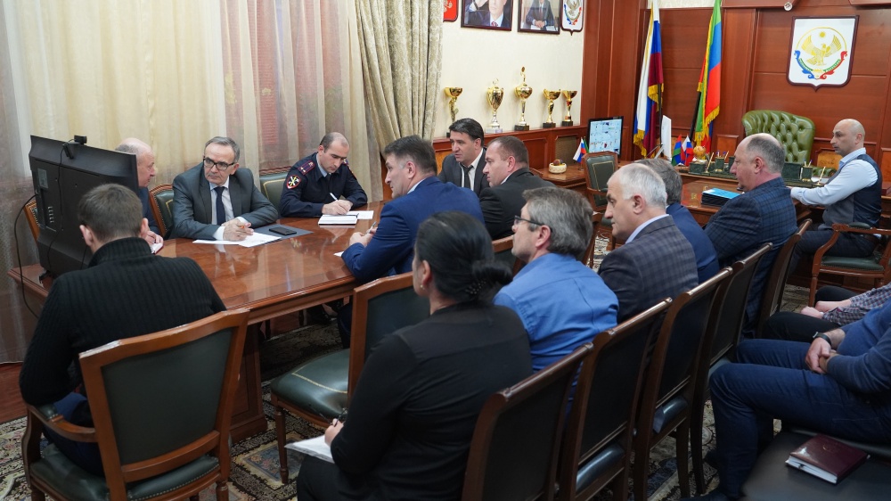 Глава Хасавюртовского района провел организационное  заседание штаба по предупреждению завоза и распространения короновирусной инфекции