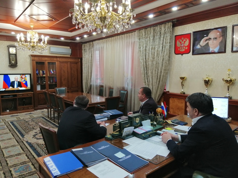 Глава Хасавюртовского района принял участие в трансляции прямого эфира обращения Президента РФ В.В.Путина к россиянам по ситуации с короновирусом