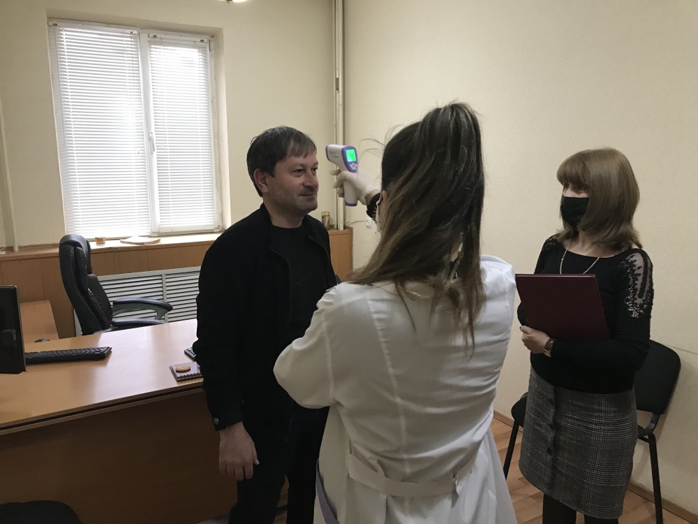 В рамках профилактики недопущения распространения COVID-19 среди  работников администрации  Хасавюртовского района  провели  медицинскую проверку общего состояния