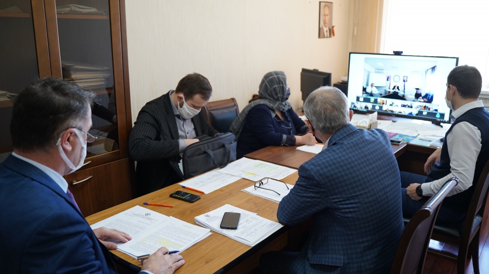 Власти  Хасавюртовского района принял участие в работе совещания в режиме видеоконференцсвязи под руководством Абзагира Гусейнова