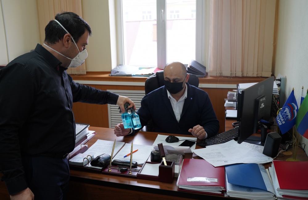 В администрации Хасавюртовского района ежедневно проводятся дезинфекционные мероприятия в рамках профилактики недопущения  распространения COVID-19