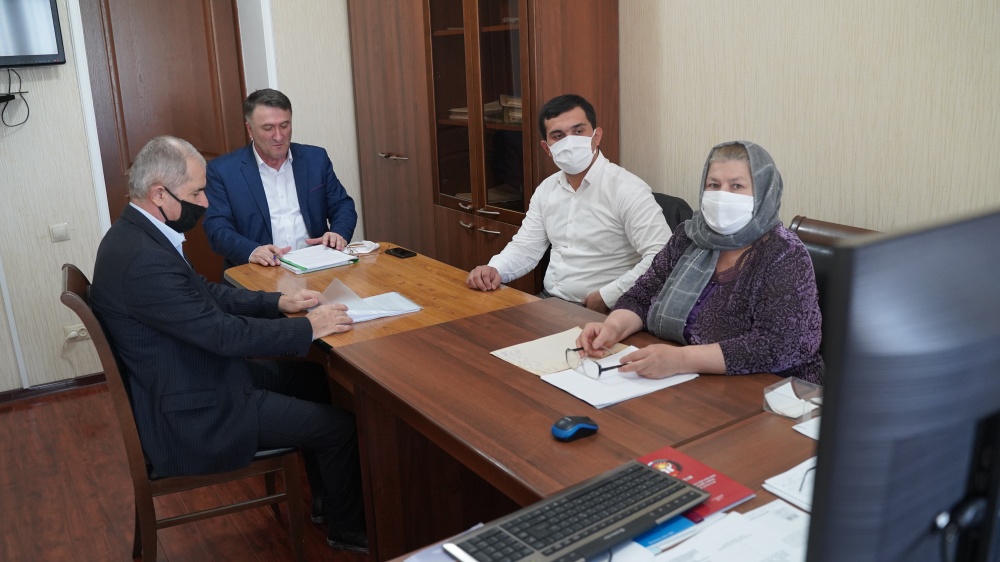 Работники аппарата администрации Хасавюртовского района приняли участие в работе совещания в режиме видеоконференцсвязи под руководством Абзагира Гусейнова