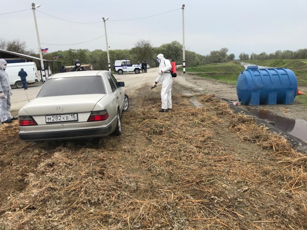 В Хасавюртовском районе на круглосуточном  въездном контрольном посту продолжается  дезинфекция  автотранспорта