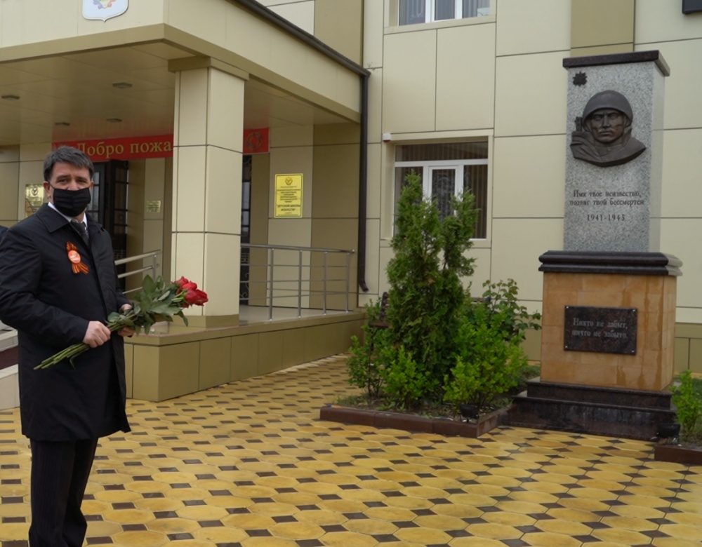 В День Победы Глава Хасавюртовского района возложил цветы у Памятника воину ВОВ