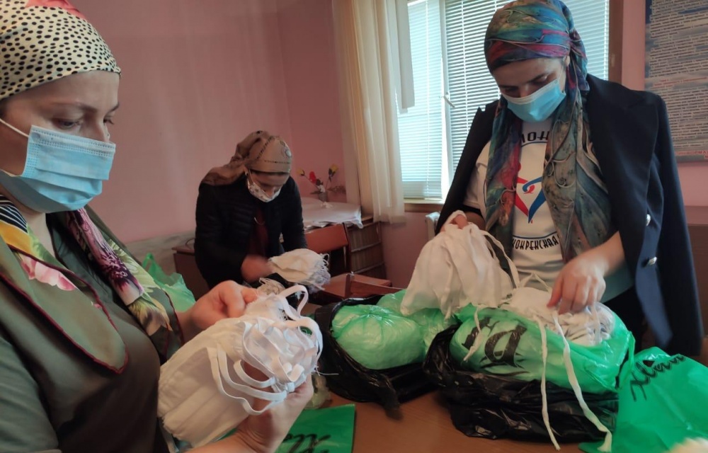 Власти Хасавюртовского района в рамках введенного масочно – перчаточного режима продолжают раздачу населению медицинских масок и средств индивидуальной защиты