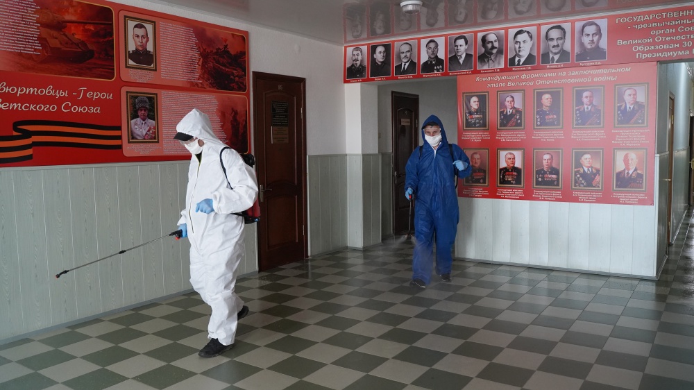 Очередные дезинфекционные мероприятия прошли в зданиях,  служебных помещениях территориальных учреждений,  организаций и ведомств Хасавюртовского района