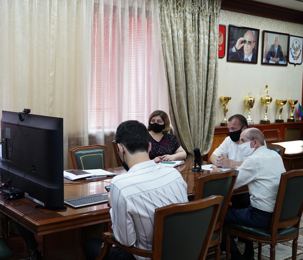 Ответственные работники аппарата администрации Хасавюртовского района приняли участие в работе совещания в режиме ВКС под руководством Инсафа Хайруллина