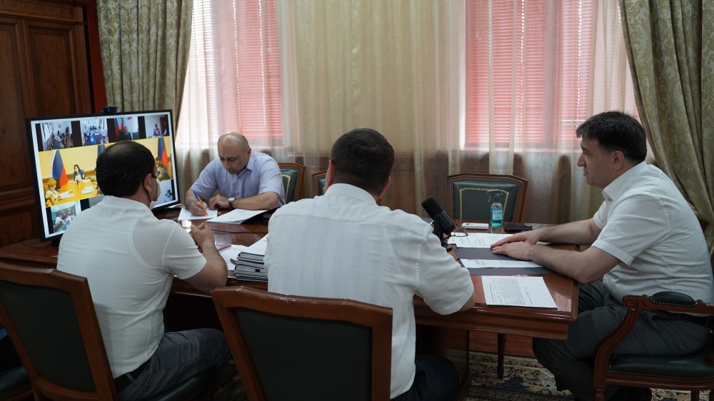 Глава Хасавюртовского района принял участие в работе совещания в режиме видеоконференцсвязи под руководством Вице-премьера Министра образования и науки РД Уммупазиль Омаровой.
