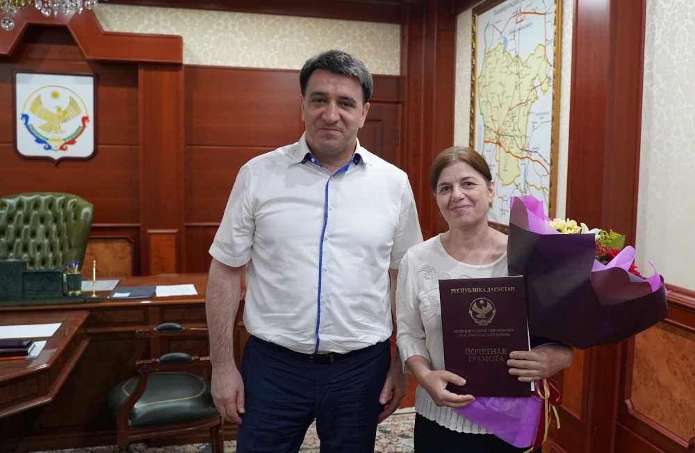 Глава Хасавюртовского района поздравил с Юбилеем работника администрации и вручил Почетную Грамоту МР.