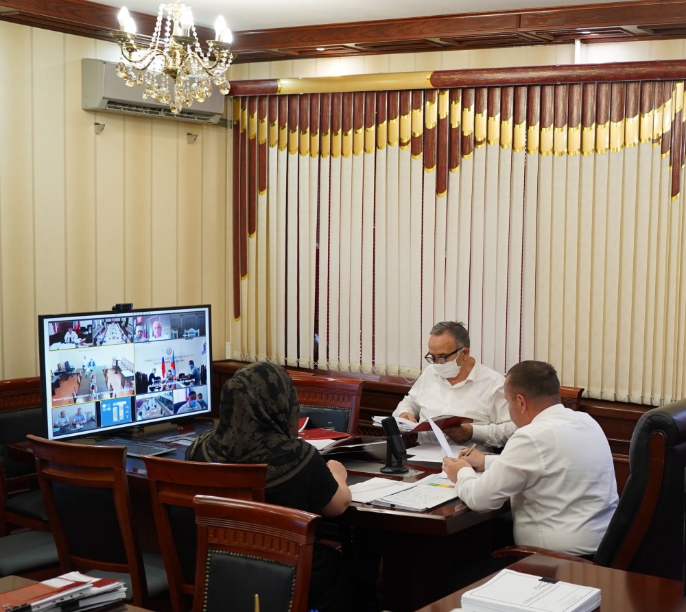 Первый заместитель главы администрации Хасавюртовского района принял участие в работе совещания в режиме видеоконференцсвязи под руководством Уммупазиль Омаровой.