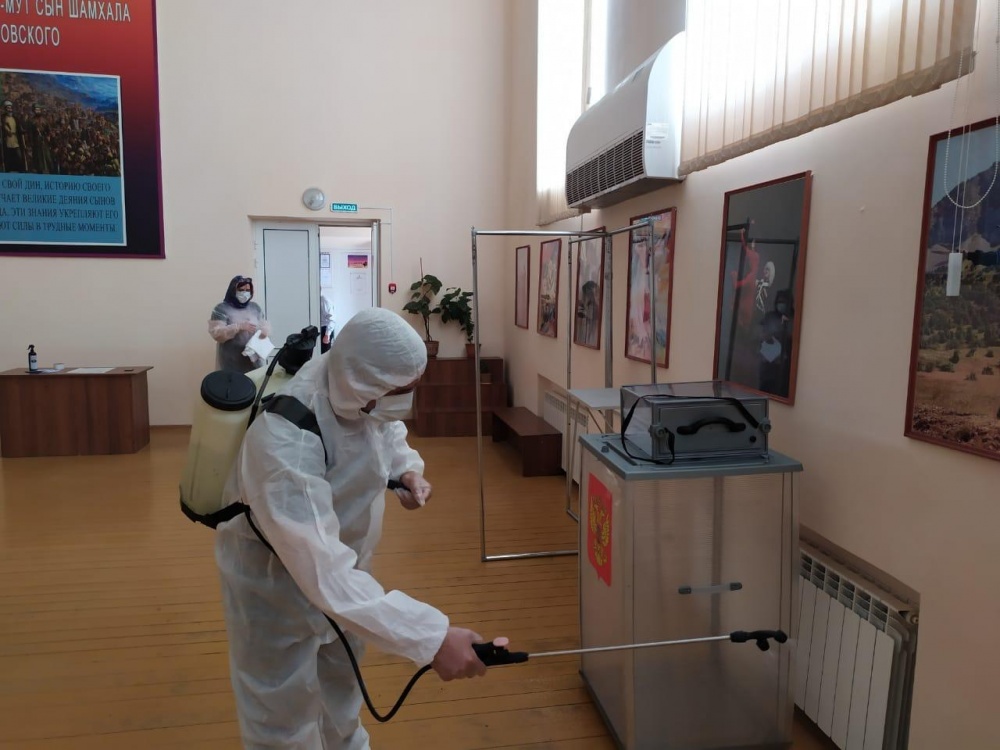 Во все дни  на участках для голосования в Хасавюртовском районе регулярно проводились дезинфекционные мероприятия