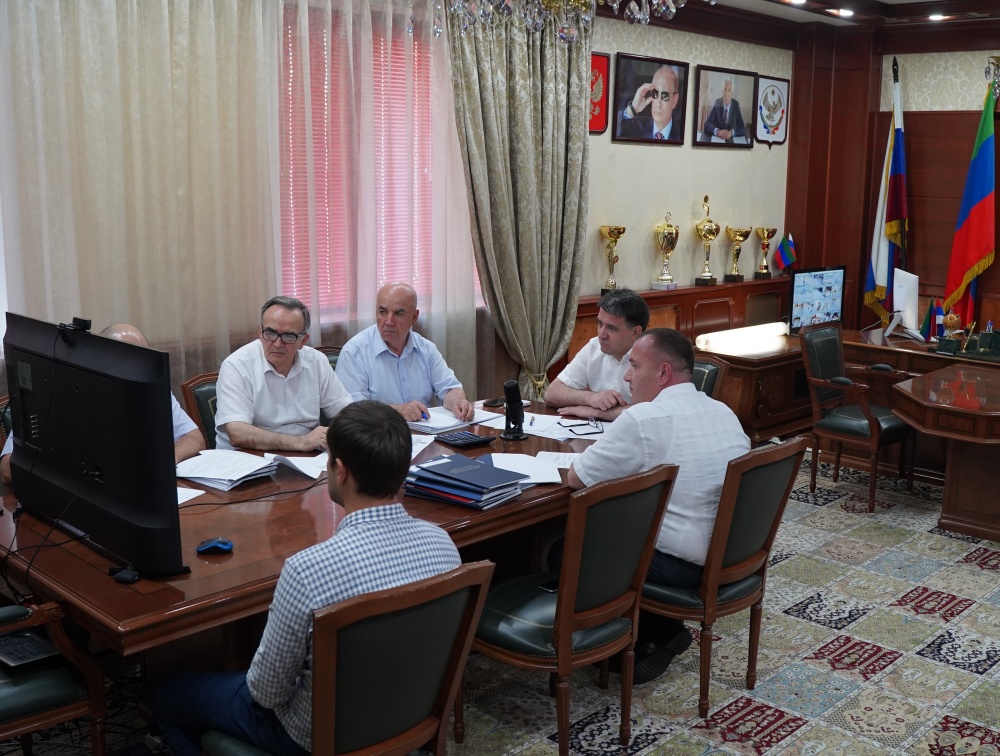 Глава  Хасавюртовского района принял участие в работе совещания в режиме видеоконференцсвязи под руководством Уммупазиль Омаровой