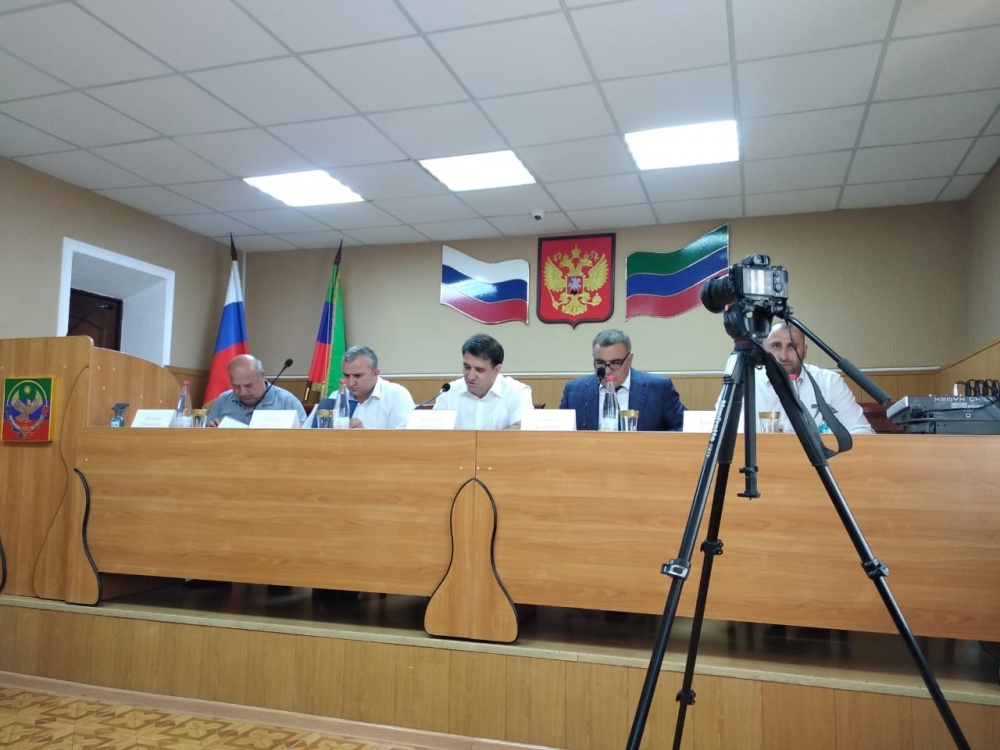В администрации Хасавюртовского района Советник Главы РД Адильхан Ганакаев проводит  выездное Республиканское совещание по транспортному налогу