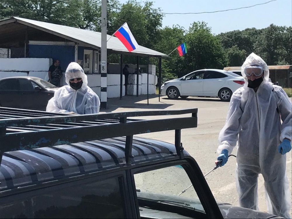 В Хасавюртовском районе на въездном контрольном посту продолжается дезинфекция автотранспорта