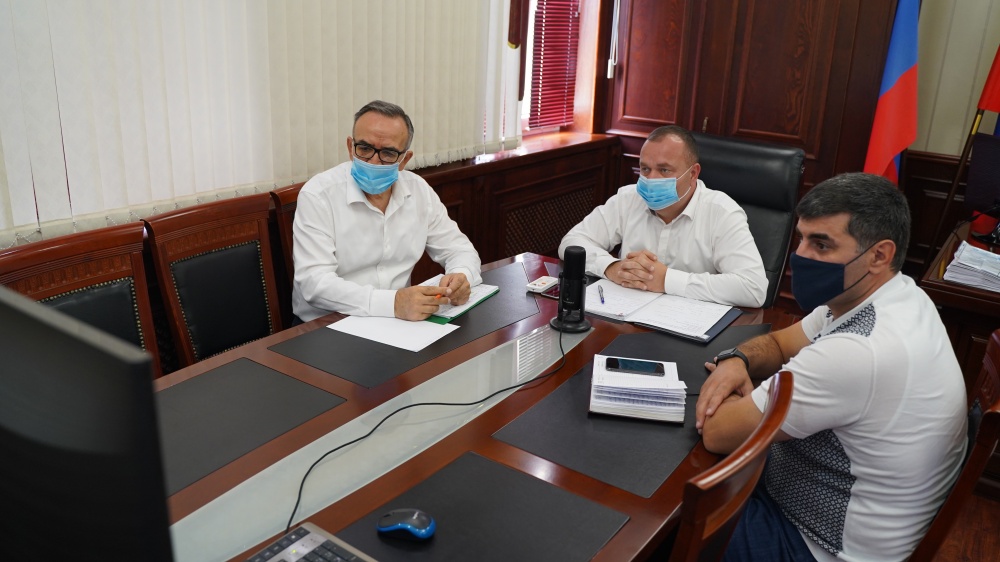На ВКС под руководством вице-премьера Уммупазиль Омаровой рассмотрены вопросы строительства и ввода в эксплуатацию объектов образования с высокой степенью готовности