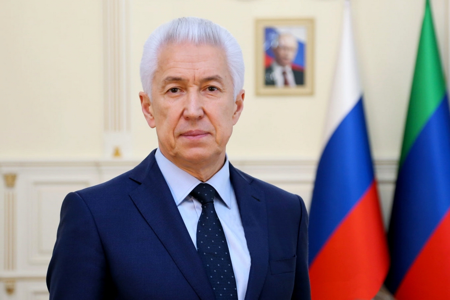 Глава Хасавюртовского района Д.Салавов поздравил главу Дагестана с днем рождения.