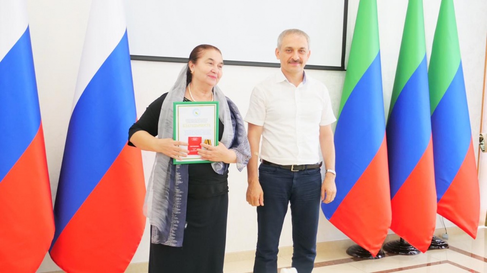 Председатель Союза женщин Хасавюртовского района Асият Арсланханова награждена медалью «Дочерям России».