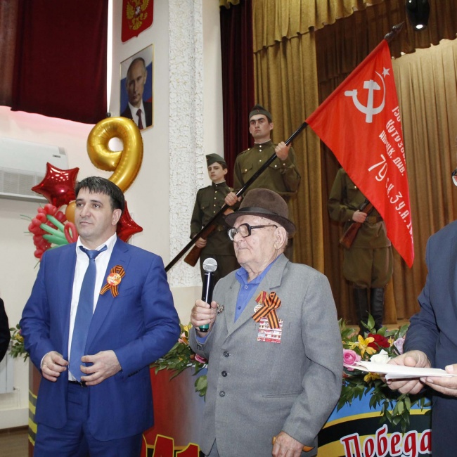 105-летием поздравили ветерана ВОВ,  жителя с. Аксай Хасавюртовского района К.К.Касумова