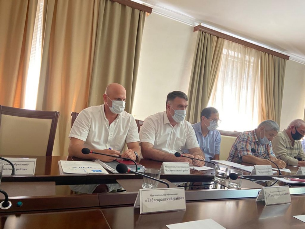 На заседании Республиканского штаба по подготовке субъектов ЖКХ РД к отопительному периоду приняли участие зам.главы администрации района Нурула Муртазалиев и начальник МКУ «УЖКХ» Казбек Алхаматов.