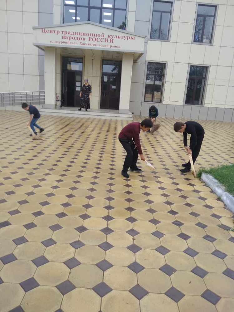 В Хасавюртовском районе состоялся  субботник, приуроченный ко Дню Государственного Флага РФ