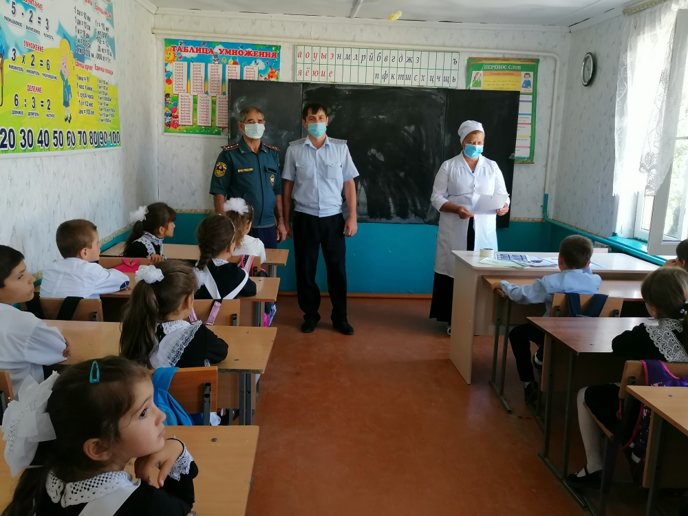Работники  ПДН и МЧС  провели цикл встреч с учащимися Хасавюртовского района