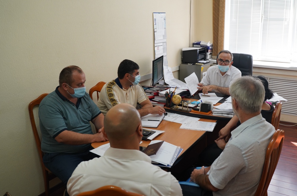 В  образовательных учреждениях Хасавюртовского района ежедневно проводится  дезинфекция и санитарная обработка