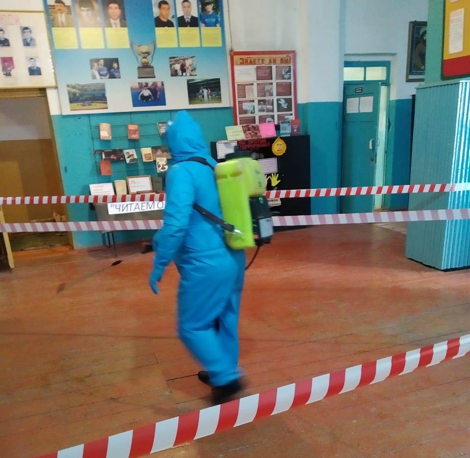 В рамках безопасного проведения выборов каждые 2 часа на всех  63 участках  для  голосования  Хасавюртовского района  проводится  дезинфекция и санитарная  обработка
