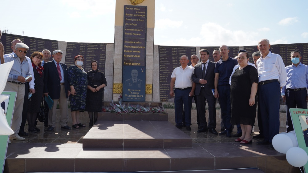 В с. Аксай Хасавюртовского района открыли мемориальную доску Герою России Тулпару Оздемировичу Мусалаеву