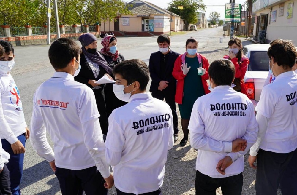 В Хасавюртовском районе волонтеры и специалисты молодежного центра провели масштабную акцию « Чистые руки»