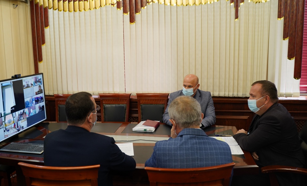 Администрации Хасавюртовского района приняла участие в работе совещания в режиме ВКС под руководством Абзагира Гусейнова